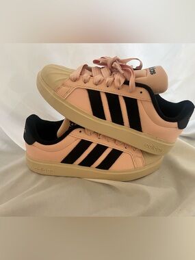adidas Streettalks baby pink/black shell toes! 6.5w. bnwt